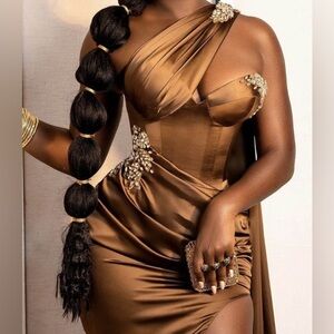 Don’t miss out on this GORGEOUS, SHOWSTOPPER black satin dress,!